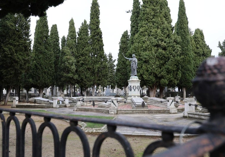 Un rayo incendia un ciprés en el cementerio del Carmen de Valladolid